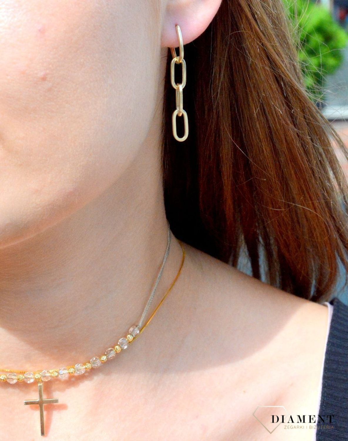 Złote kolczyki długie 333 wiszące zdobione prostą formą. KL 10920 333 Piękne złote kolczyki z zapięciem na sztyft wykonane z żółtego złota, która ozdobiona została złotem. Takie kolczyki to doskonała.jpg